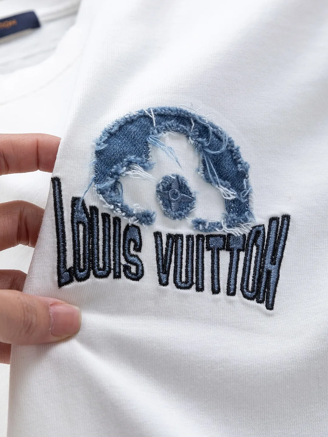 🅿️200 Louis Vuitton 1V LV lv slightly wide version S-XL LV 26ss new products are available at counters simultaneously. Multiple craftsmanship. Water-worn front and rear denim patches with letters 🪡 embroidery. Round neck short-sleeved T-shirt, same style for men and women! Consigned to one-to-one creation. Synchronized with the official website, pure cotton fabrics at the counter! It is close to the skin and comfortable, durable and easy to wear. It has a classic and simple logo design and meticulous original craftsmanship. Short-sleeves, a must-have item for men, do not appear to be the same for the general public, but must be unique and eye-catching. This LV short-sleeve is all about quality, comfort, the same shape and fashion as always, including fabrics and cutting techniques. All of them have been made with great effort! 320 grams of washed pure cotton fabric, pure cotton is breathable, very refreshing and comfortable for daily wear. The rib knitting on the neckline is smooth and tight, and the neckline will not be skewed if you toss it at will. The loose version, you will find that it looks really good on the upper body. The overall is minimalist and neat, super versatile for daily use! Pair it casually with a pair of pants for a youthful look. A T-shirt will make your outfit crazy. It is a fashionable item that can never go wrong! Color: Black White Size: S-XL Size chart: S: Shoulder width 50-Bust 56-Length 70 M: Shoulder width 52-Bust 57-Length 72 L: Shoulder width 54-Bust 59-Length 74 XL: Shoulder width 56-Bust 62-Length 76